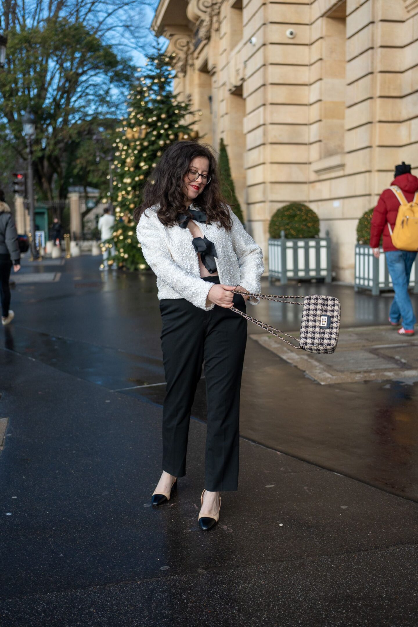 Le haut à paillettes avec pantalon à pinces chic