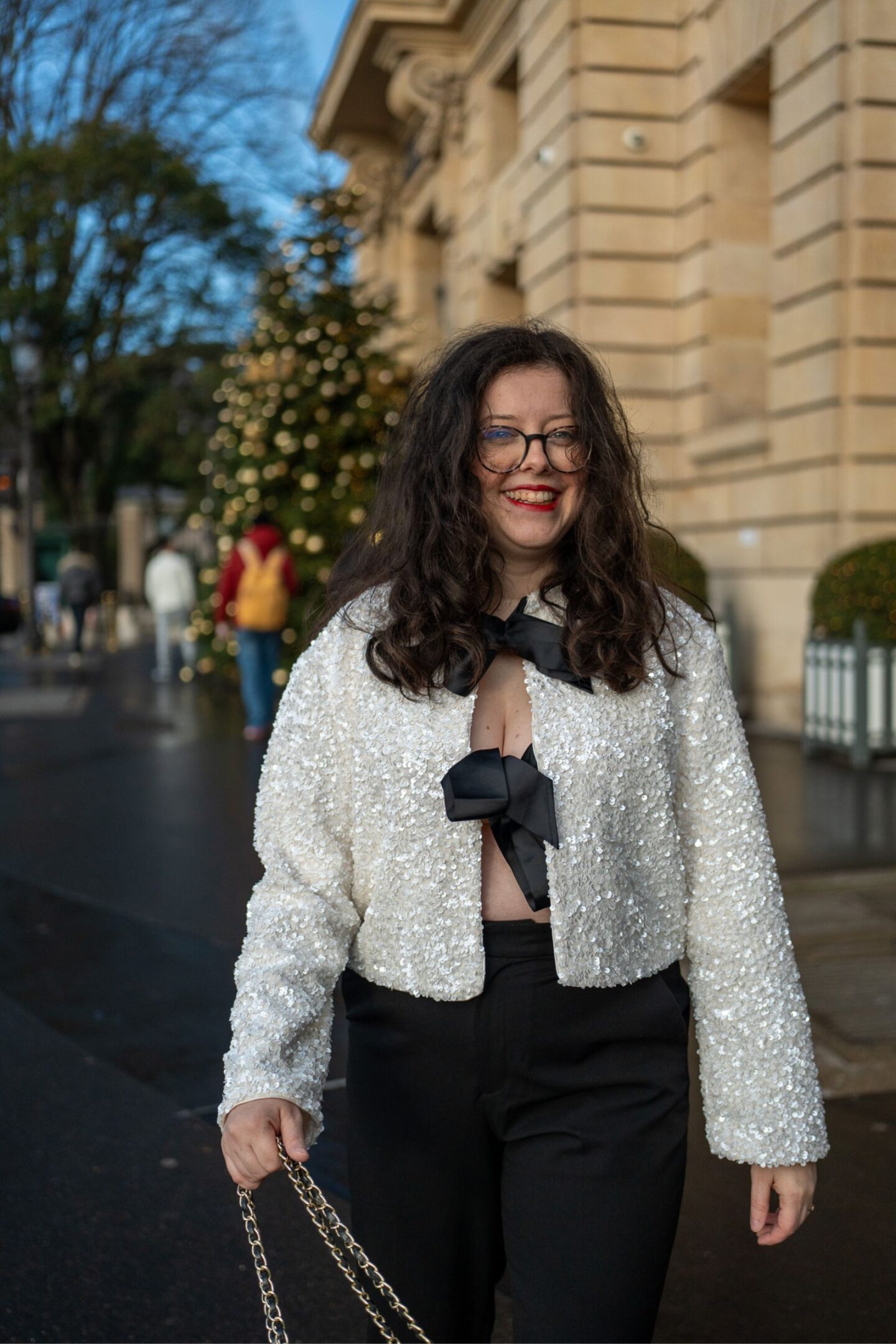 Le haut à paillettes avec pantalon à pinces chic