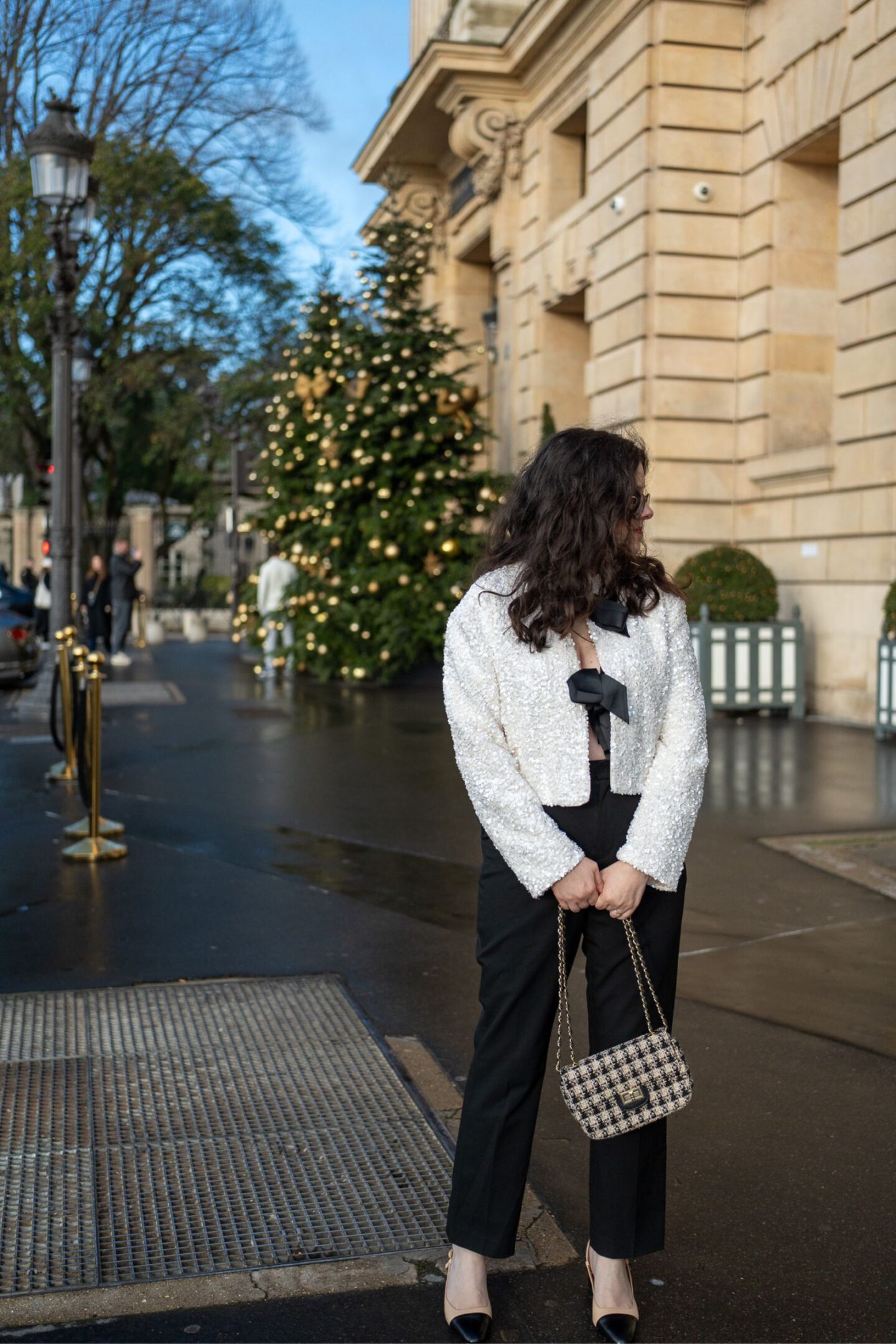 Le haut à paillettes avec pantalon à pinces chic