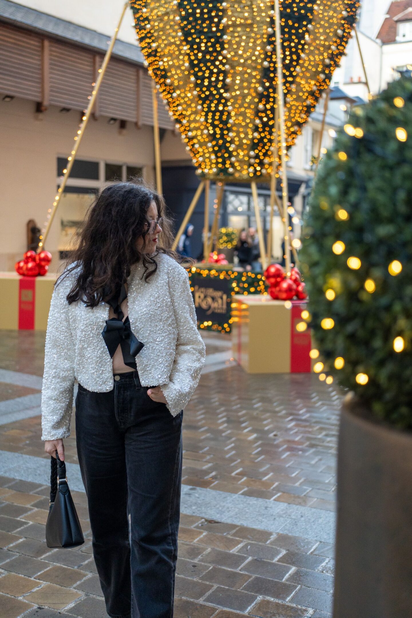 Le haut à paillettes avec jean noir pour un style urbain