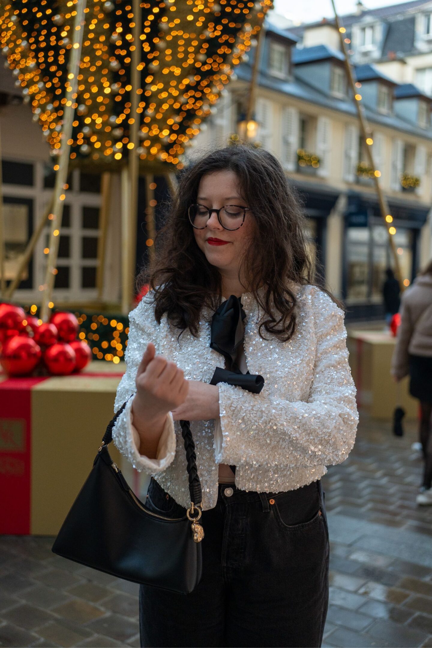 Le haut à paillettes avec jean noir pour un style urbain