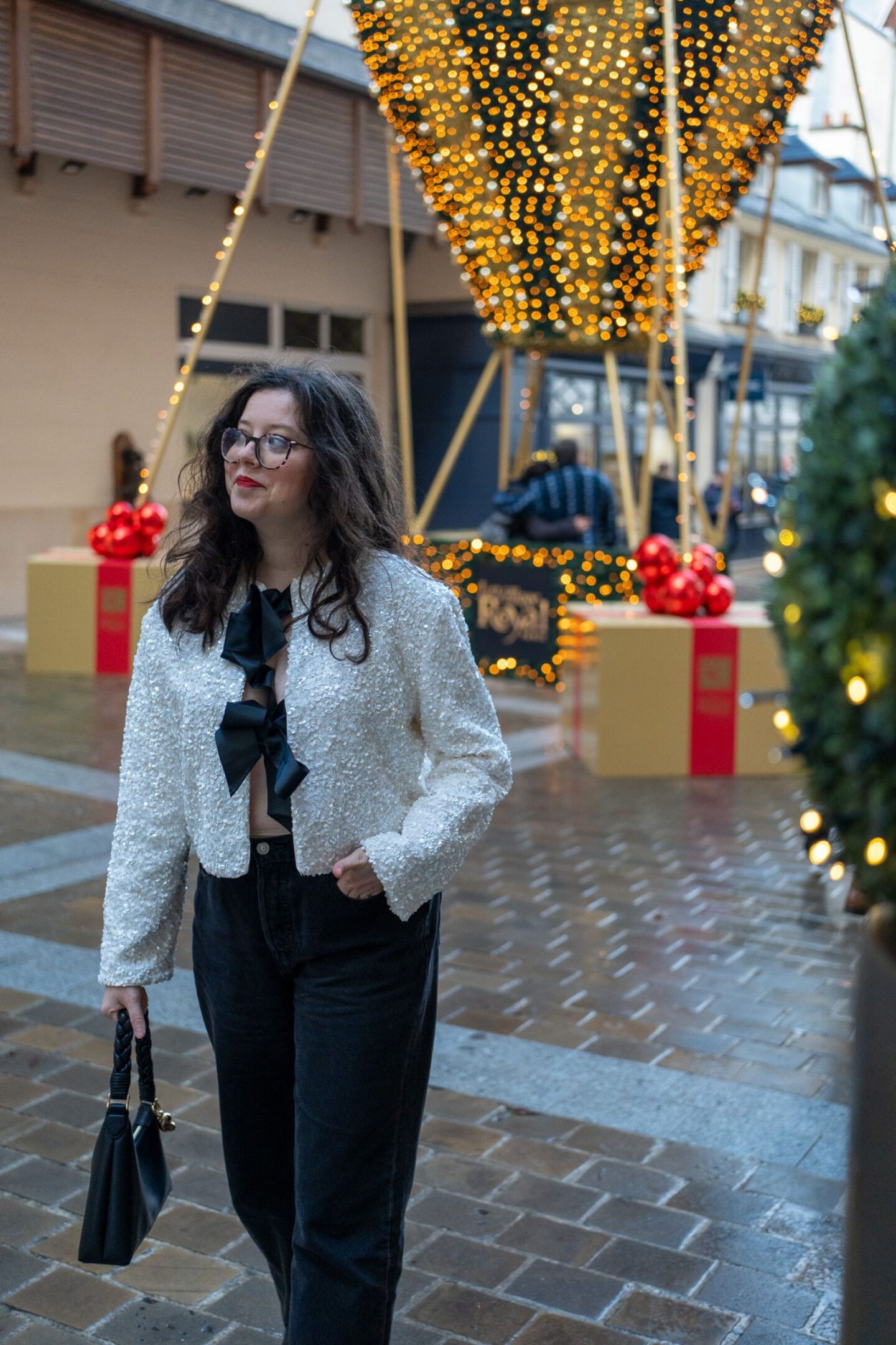 Le haut à paillettes avec jean noir pour un style urbain