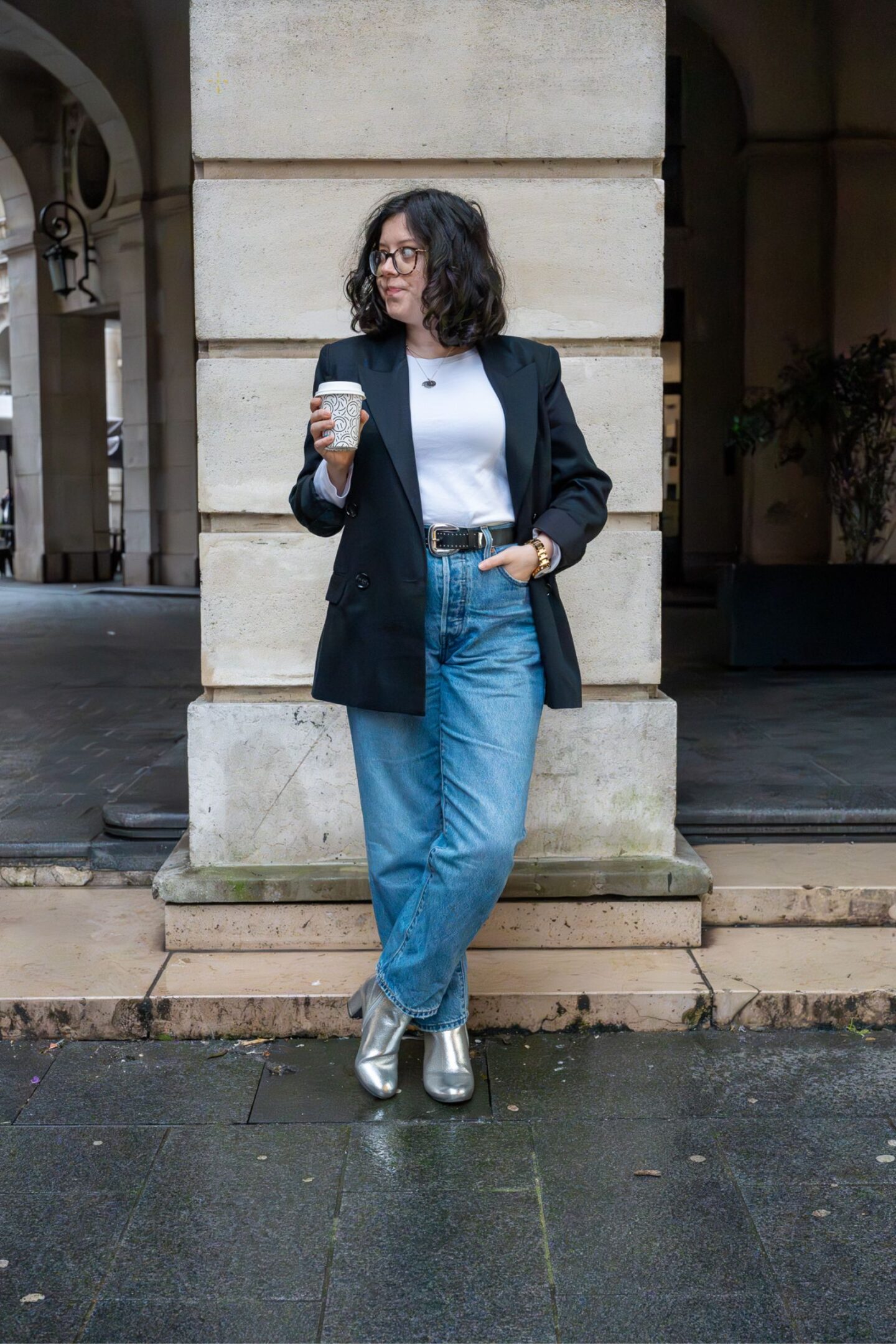 Look minimaliste avec bottines argentées et blazer noir