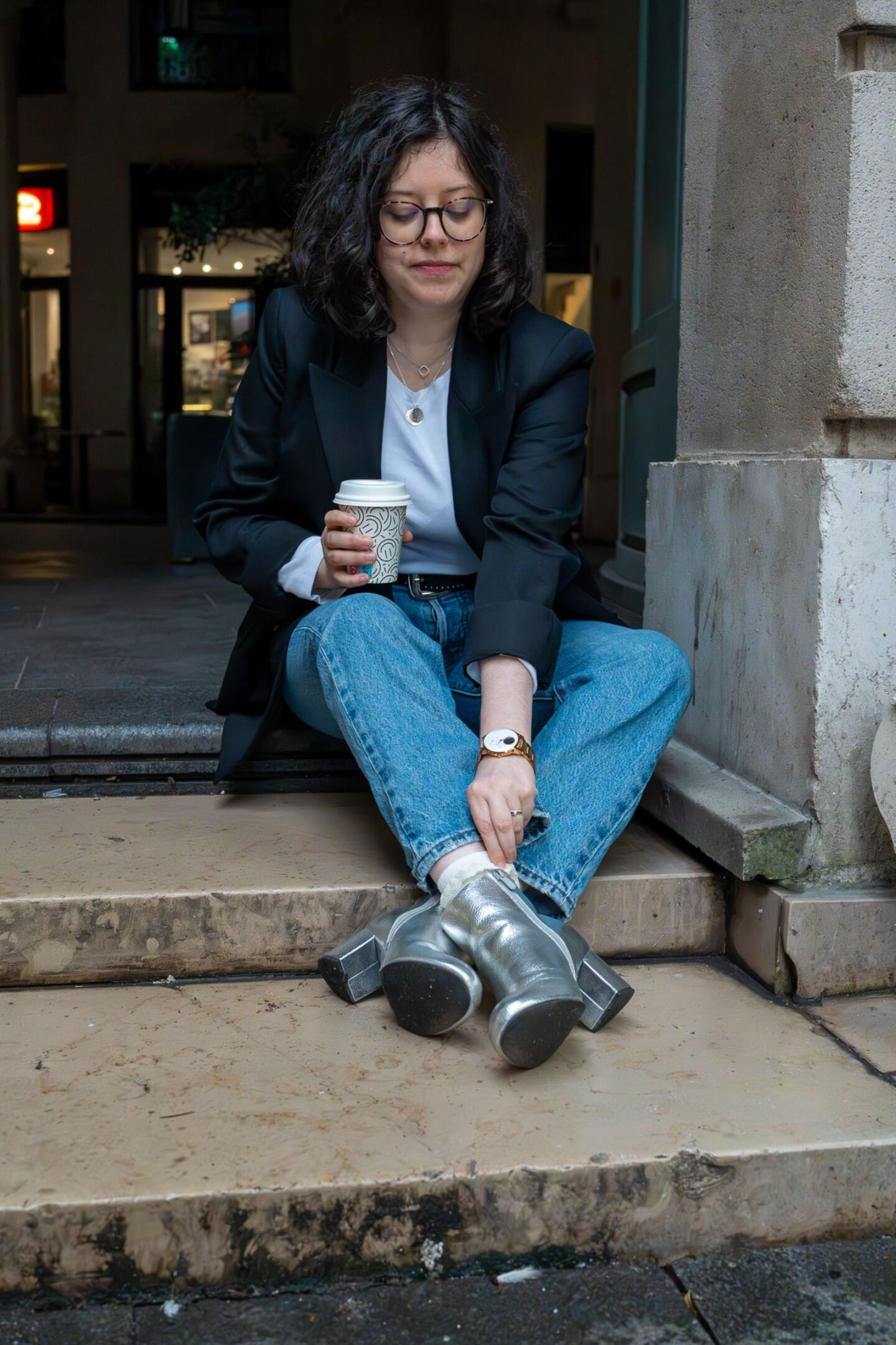 Look minimaliste avec bottines argentées et blazer noir