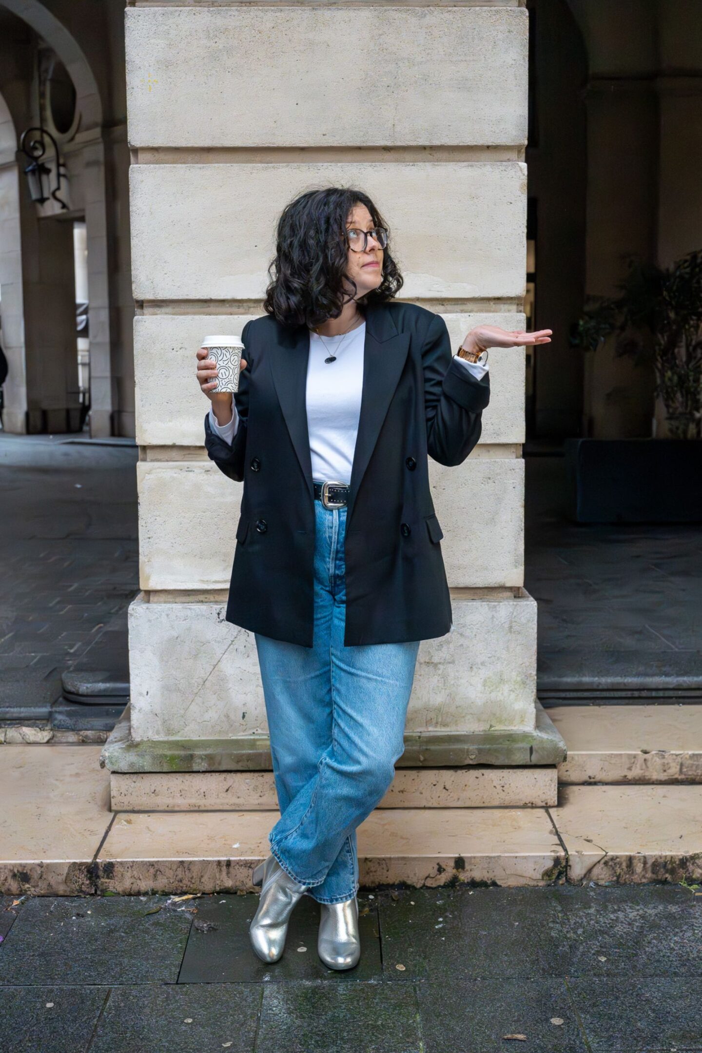 Look minimaliste avec bottines argentées et blazer noir