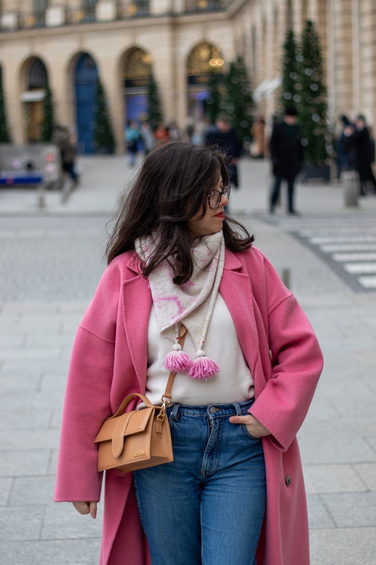 Comment porter de la couleur quand on aime les tons neutres ?